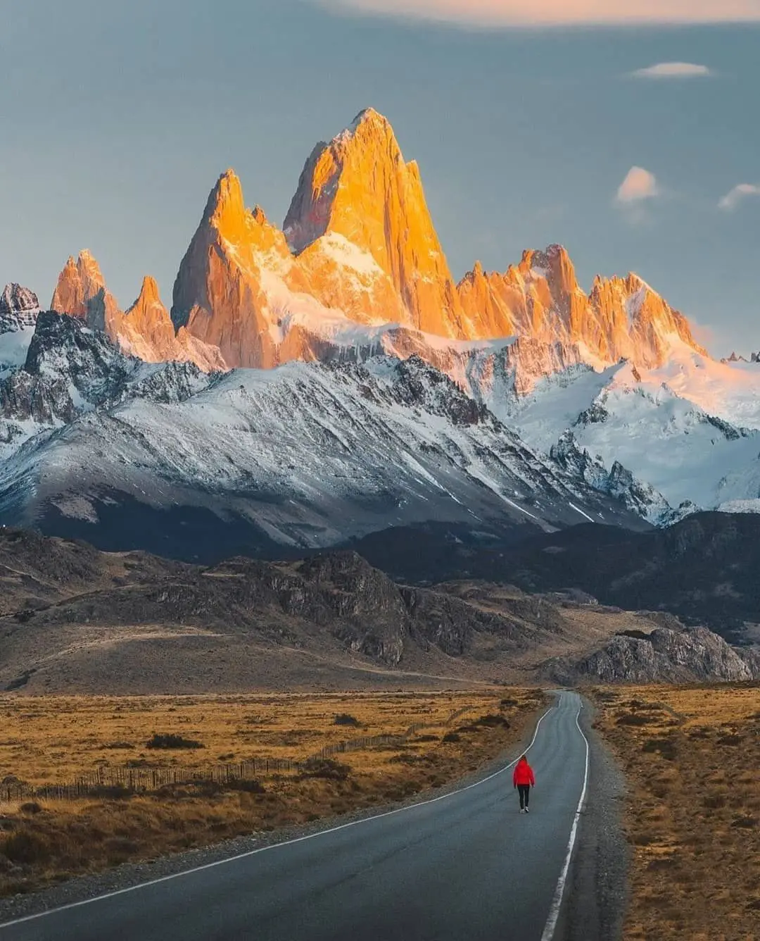 Montañas del entorno de El Chaltén iluminadas sobre una carretera, Patagonia argentina.