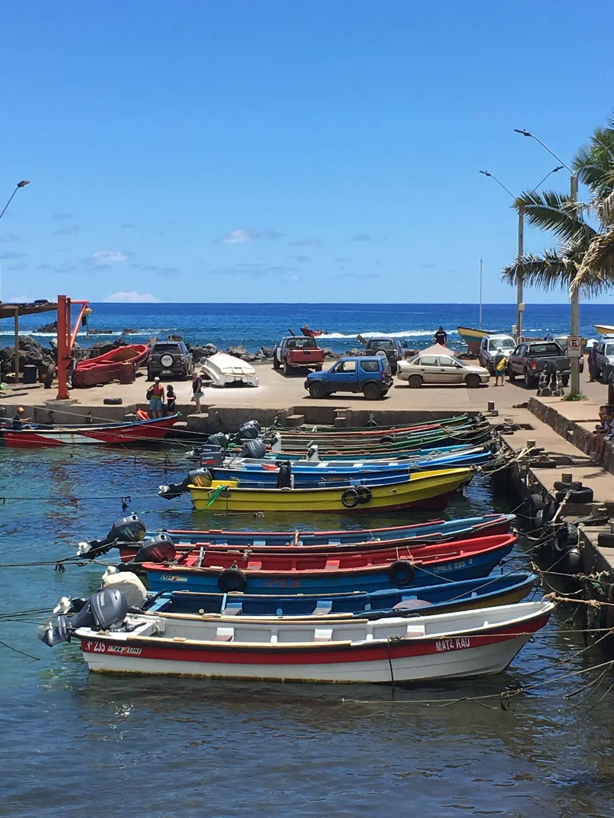 Embarcaciones de pesca en la caleta de Hanga Roa, Rapa Nui, Chile.