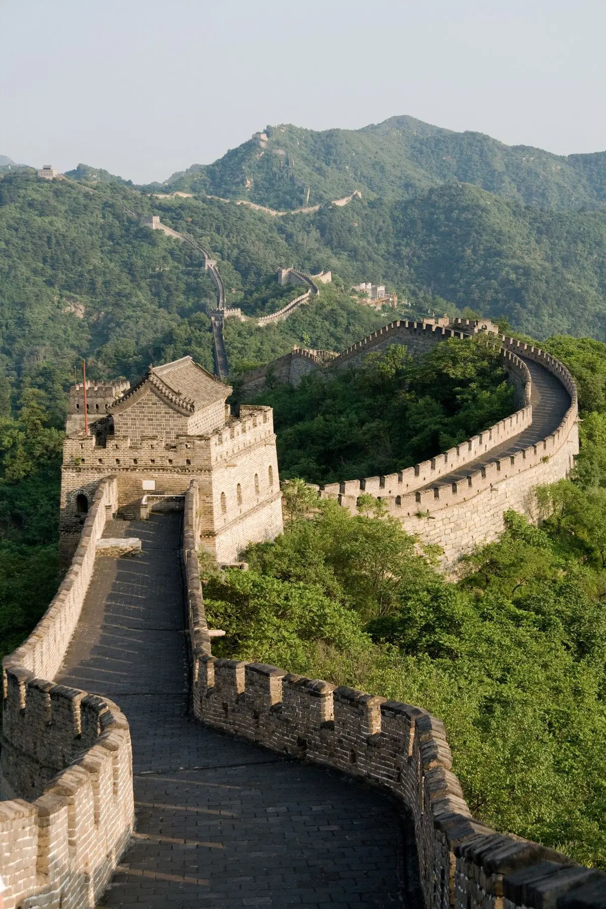 Torre y tramo de la Gran Muralla en el entorno de Pekín, China.