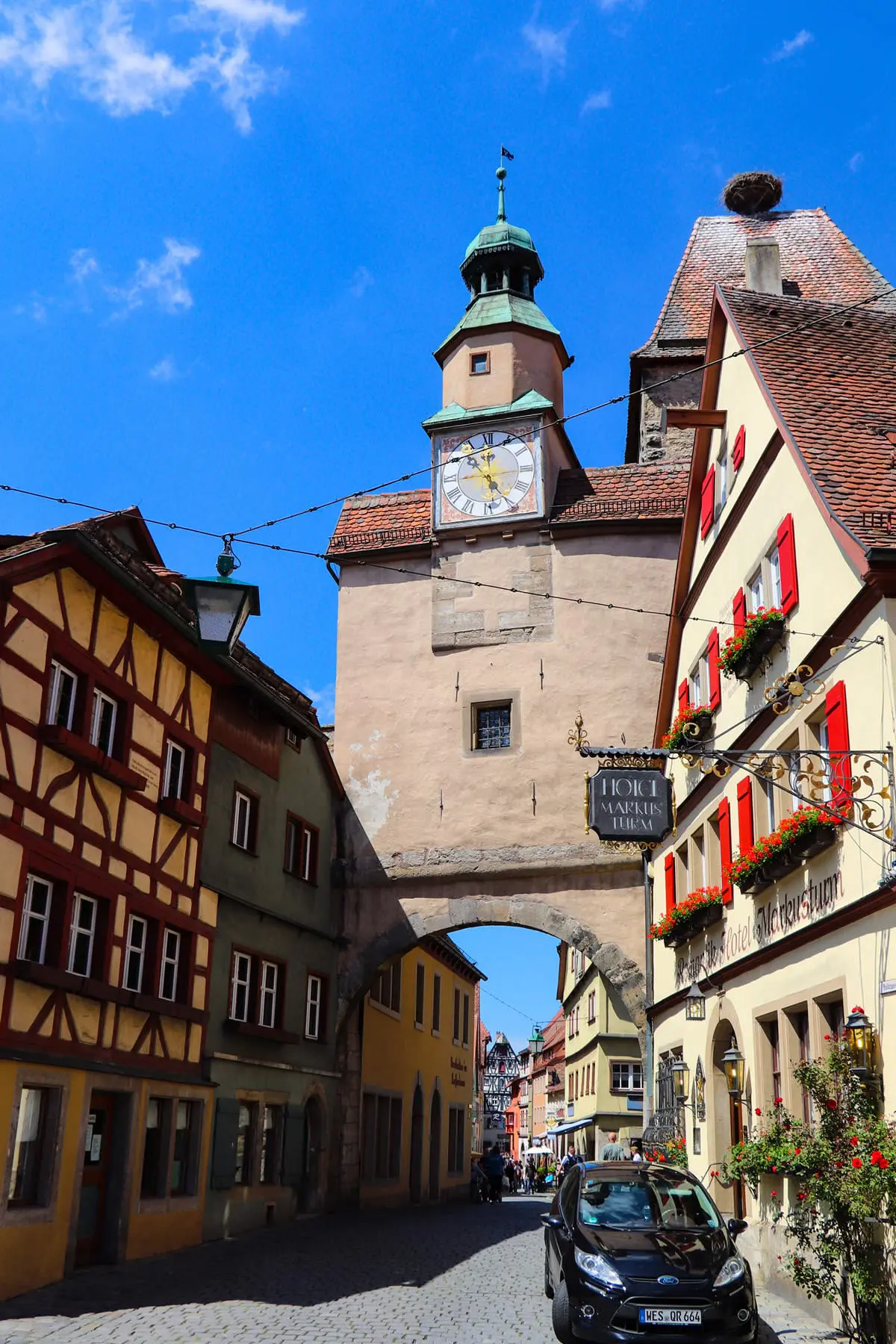 El Markusturm con su reloj y el Röderbogen entre casas de entramado en Rothenburg ob der Tauber.