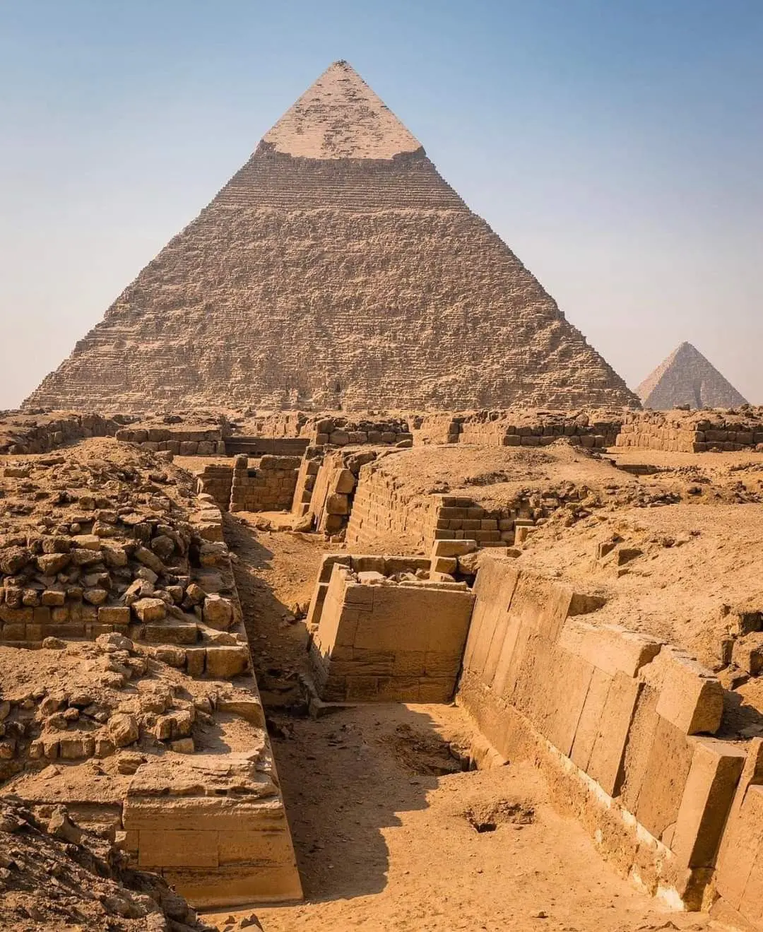 Pirámide de Kefrén y restos arqueológicos de la meseta de Giza, Egipto.