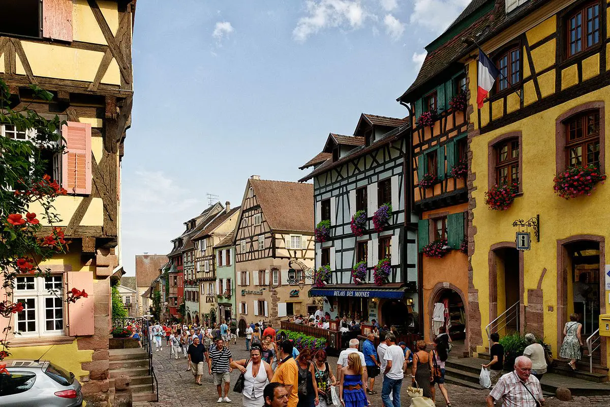 Casas de entramado de madera y fachadas de colores en una calle de Riquewihr.