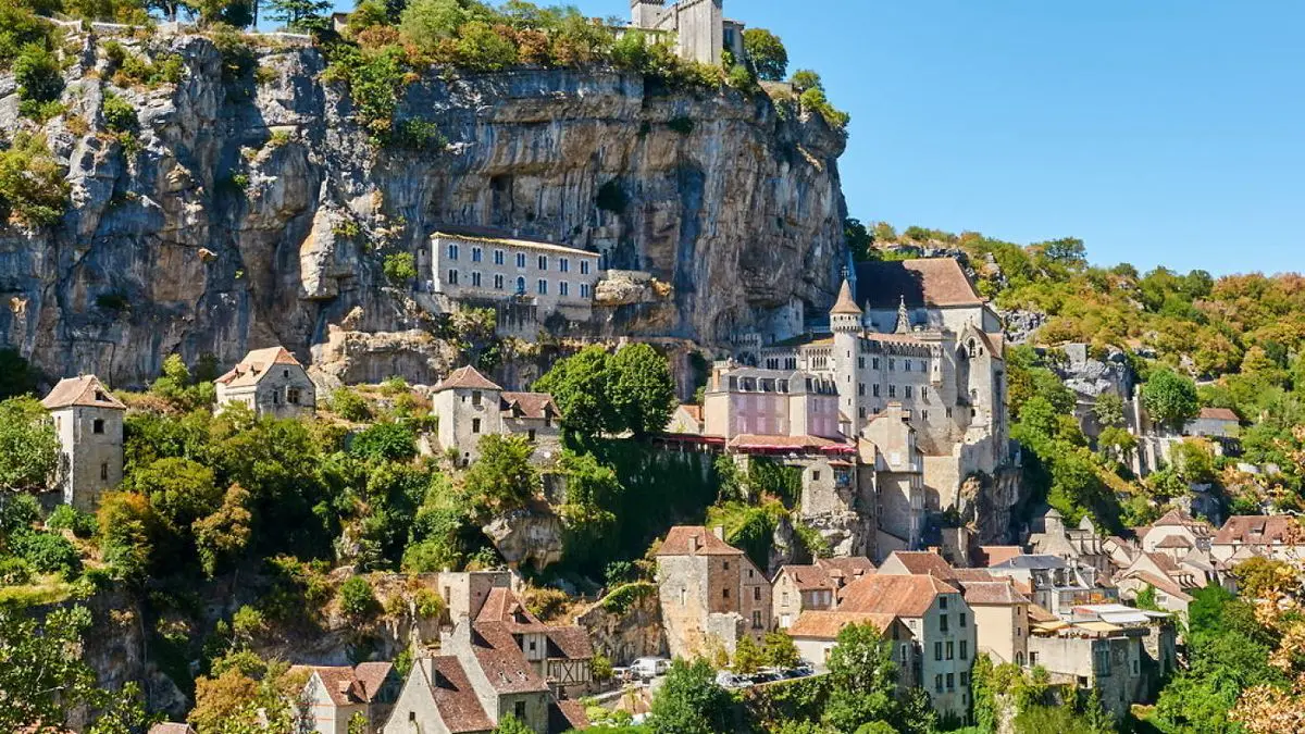 Santuario y casas de piedra de Rocamadour bajo el acantilado.