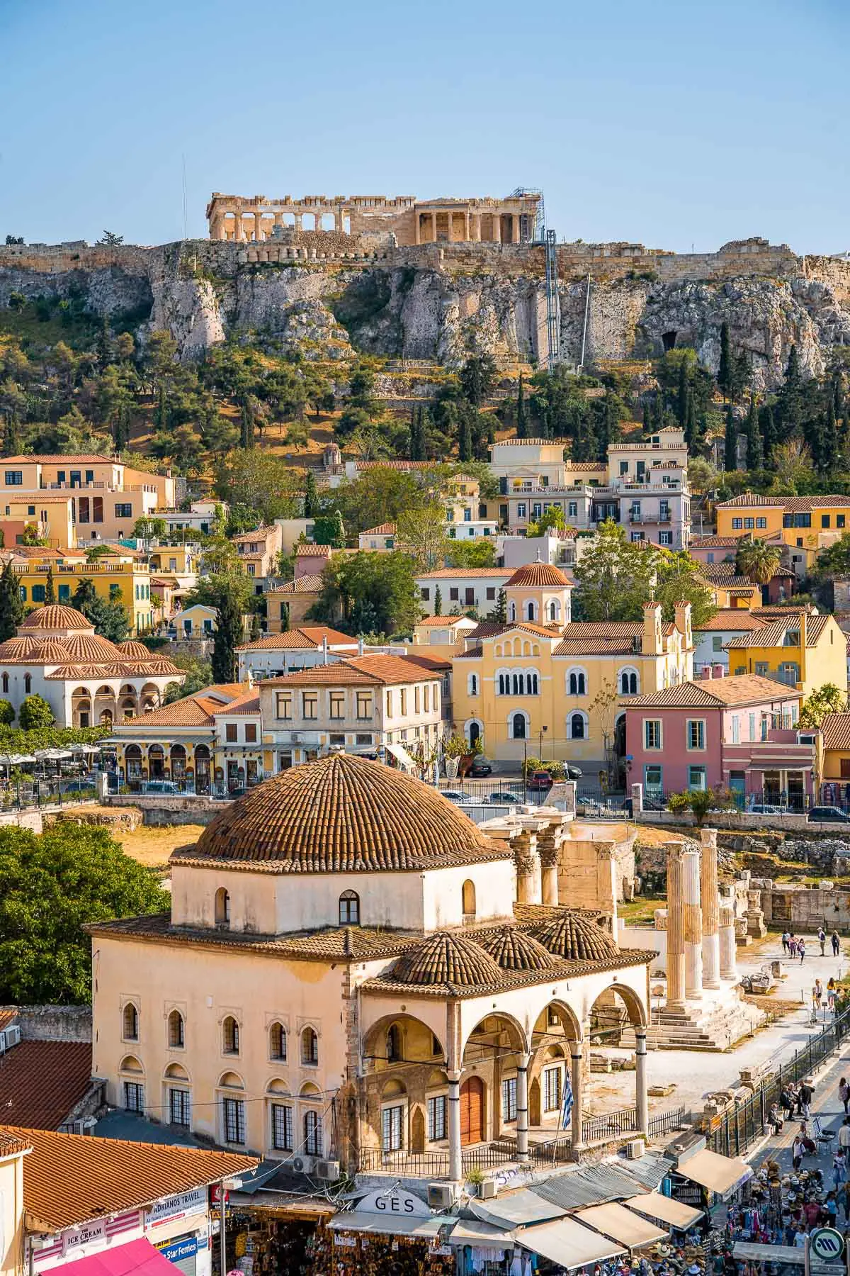 La Acrópolis sobre los edificios del centro histórico de Atenas, Grecia.