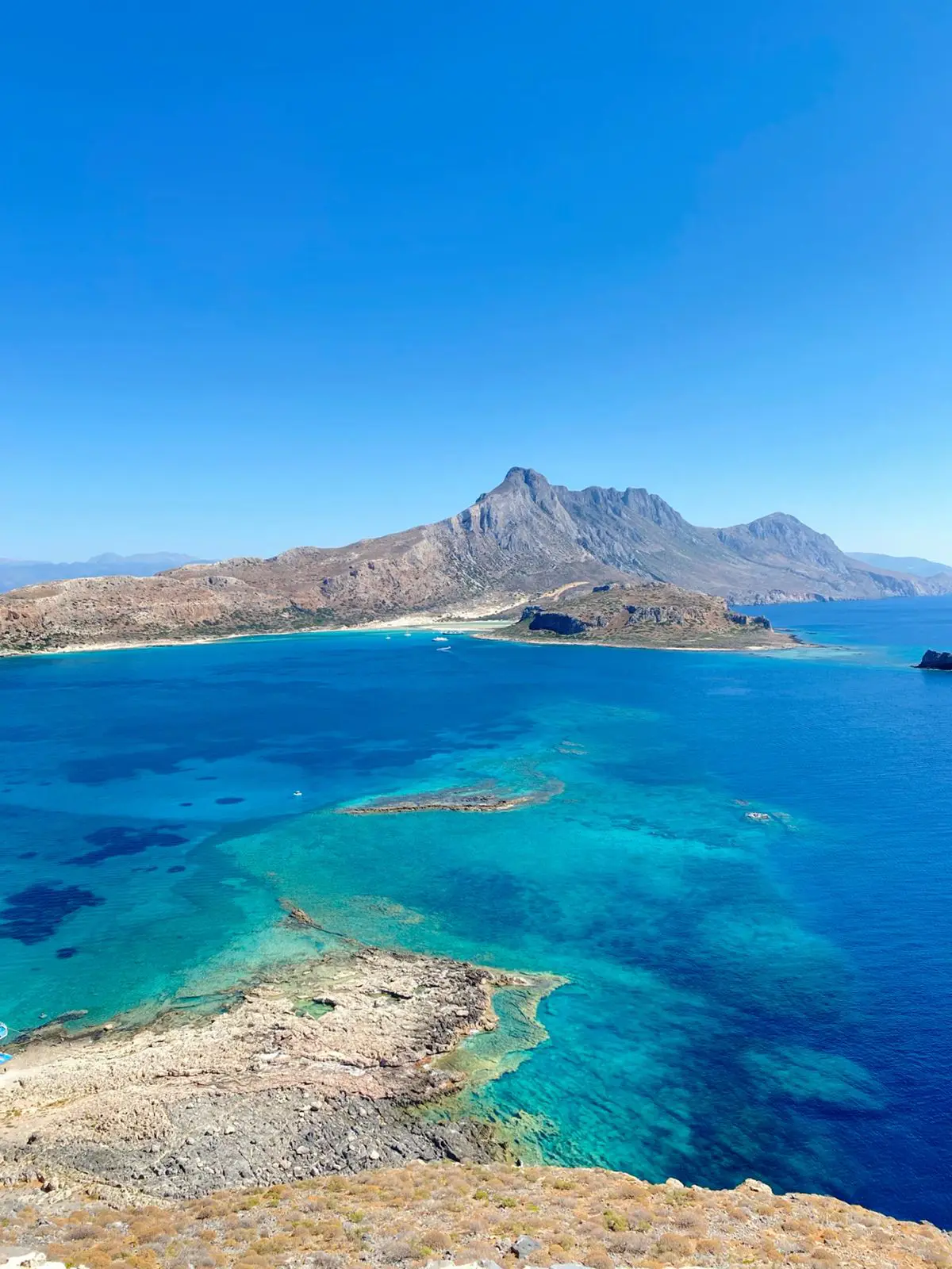 Costa rocosa y aguas turquesas en el entorno de Kissamos, Creta.