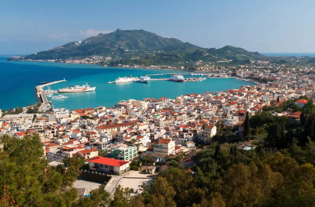 Vista panorámica de la ciudad y el puerto de Zante