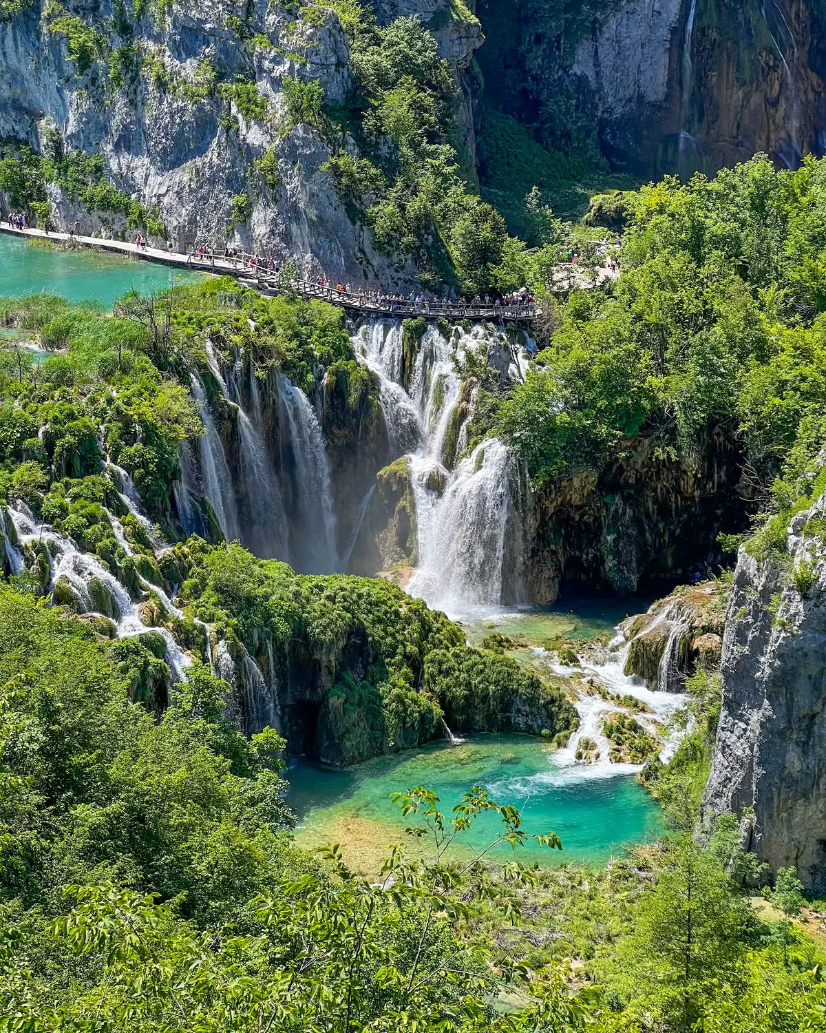 Cascadas, agua verde y pasarelas de los lagos de Plitvice, en el entorno de Korenica, Croacia.