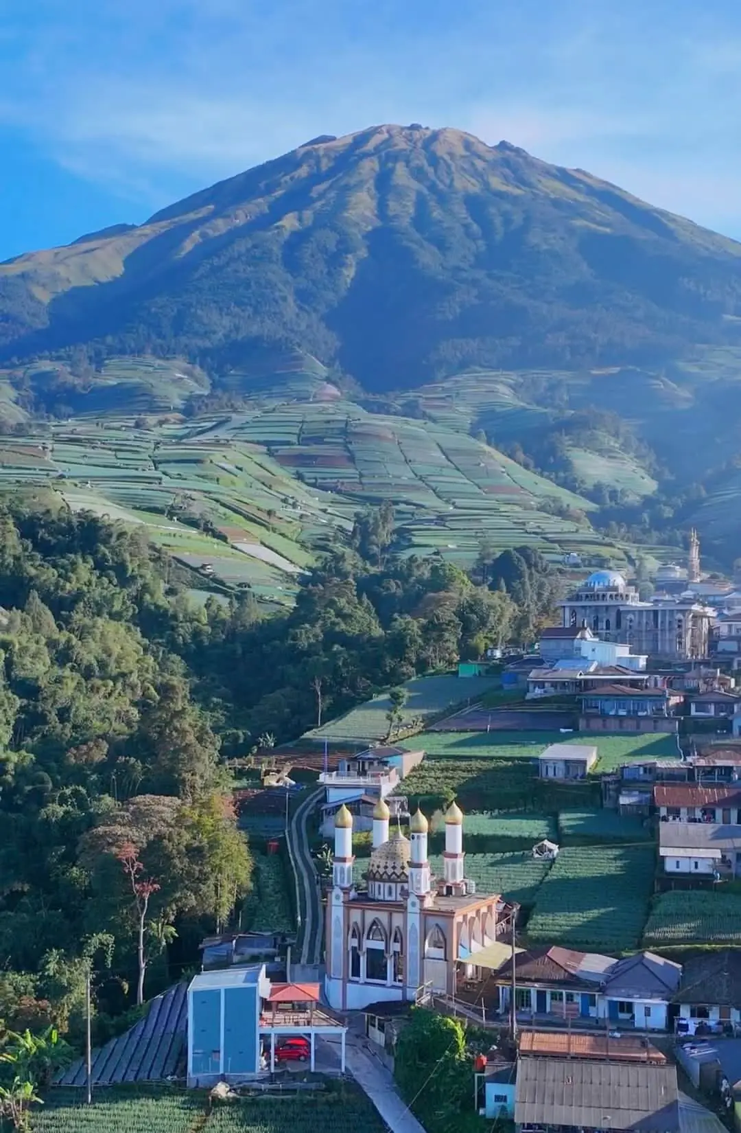 Volcán Sumbing, campos y una mezquita en el entorno de Magelang, Indonesia.