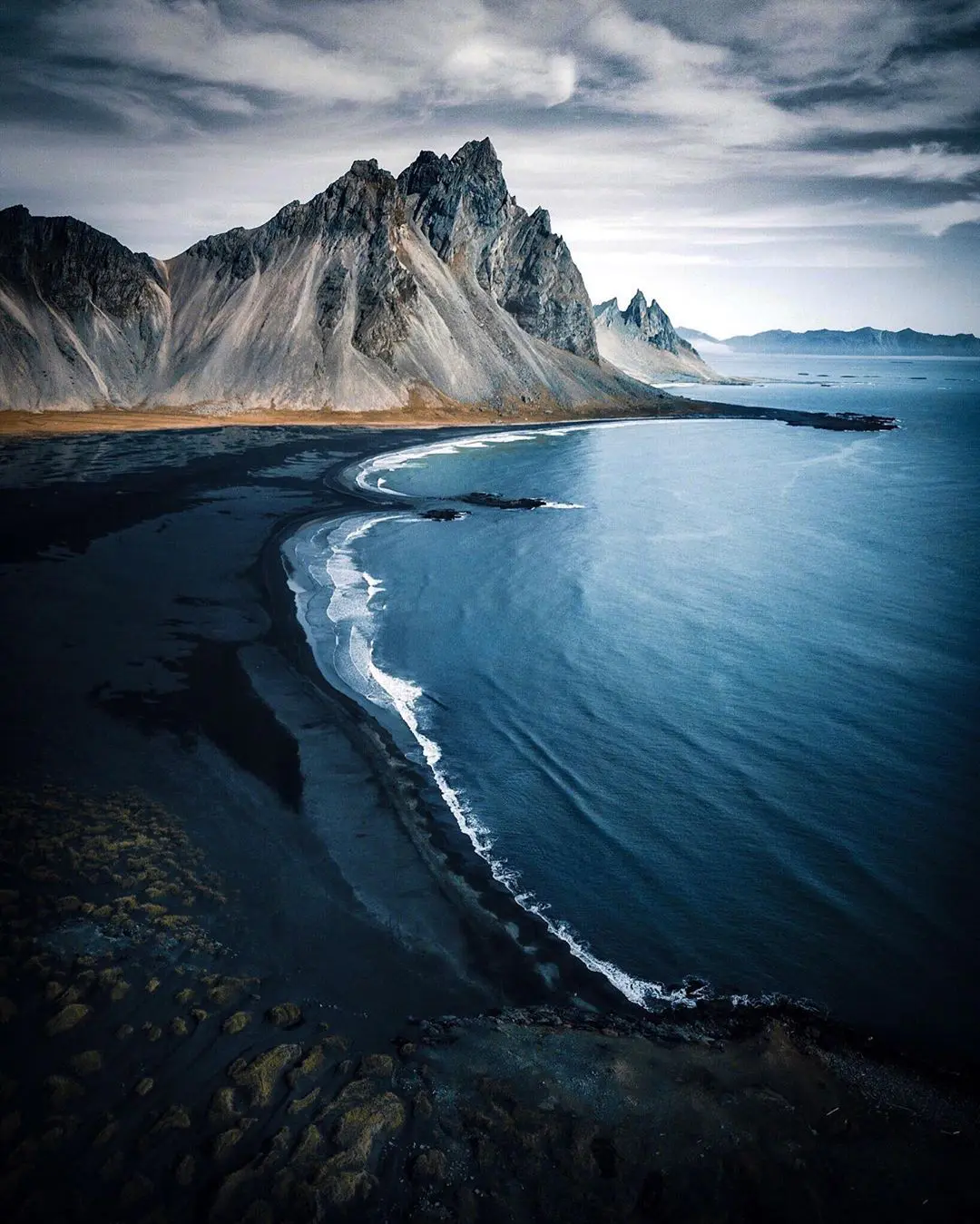 Montañas y playa de arena oscura en el entorno costero de Höfn, Islandia.