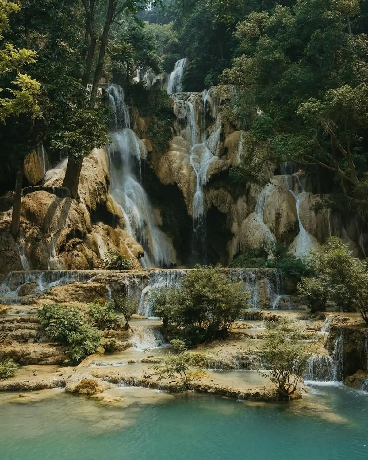 Cascadas y pozas turquesas de Kuang Si, cerca de Luang Prabang, Laos.