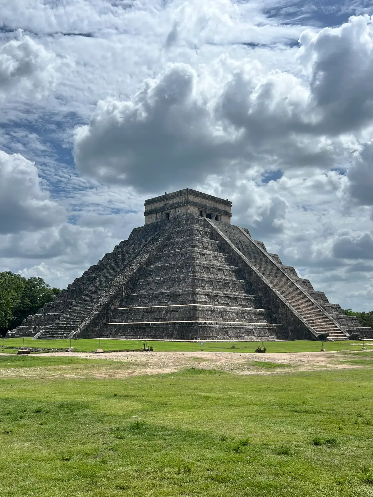 Templo de Kukulkán en Chichén Itzá, junto a Pisté, México.