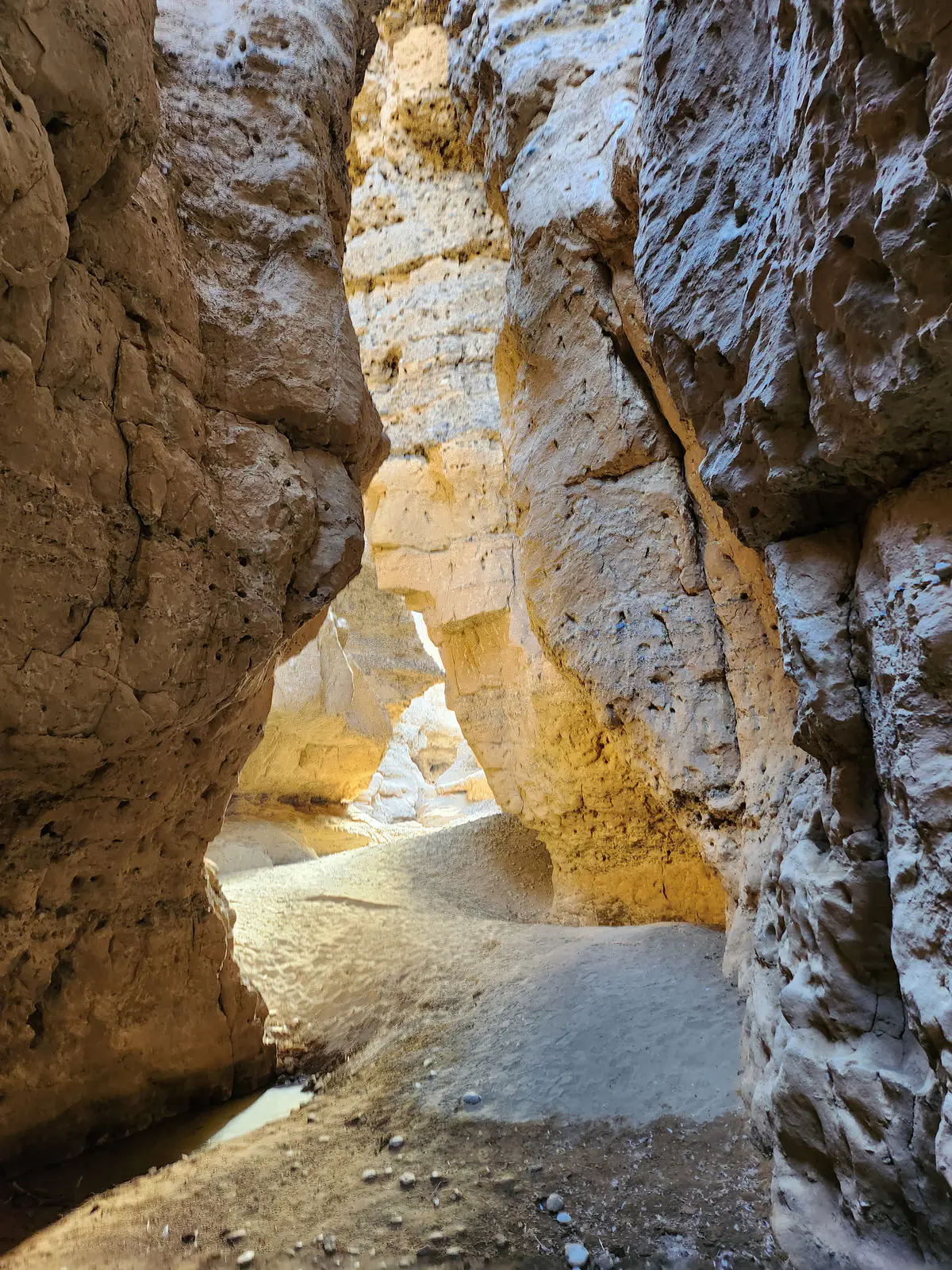 Pasaje de roca y arena dentro del cañón de Sesriem, Namibia.
