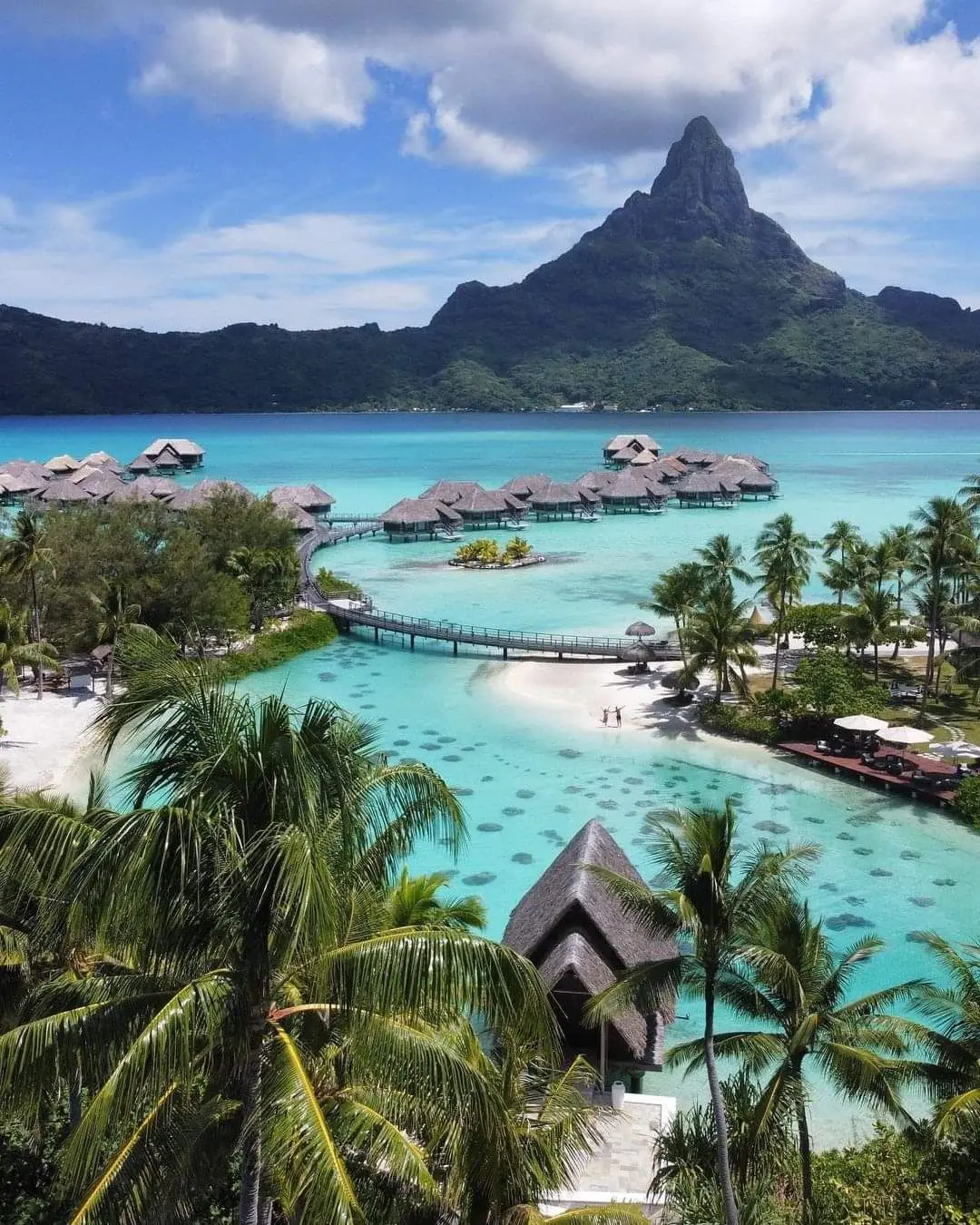 Monte Otemanu, laguna y bungalós de Bora Bora, en la Polinesia Francesa.