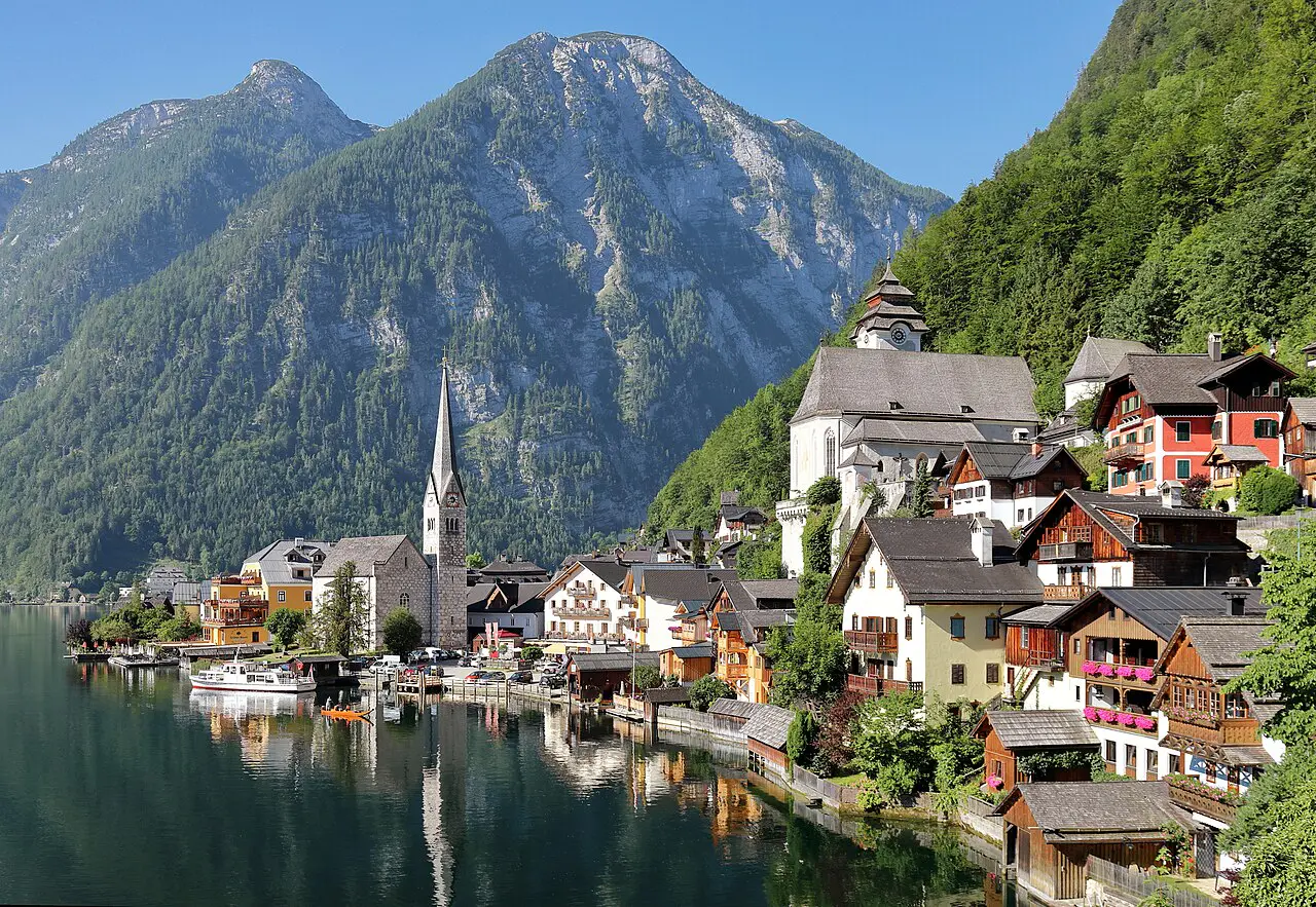 Hallstatt y sus casas junto al lago, rodeadas por las montañas del Salzkammergut.