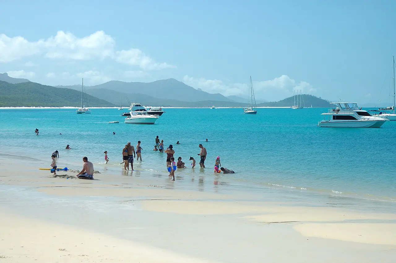Arena blanca y agua turquesa de Whitehaven Beach, en las Whitsunday, frente a Airlie Beach.