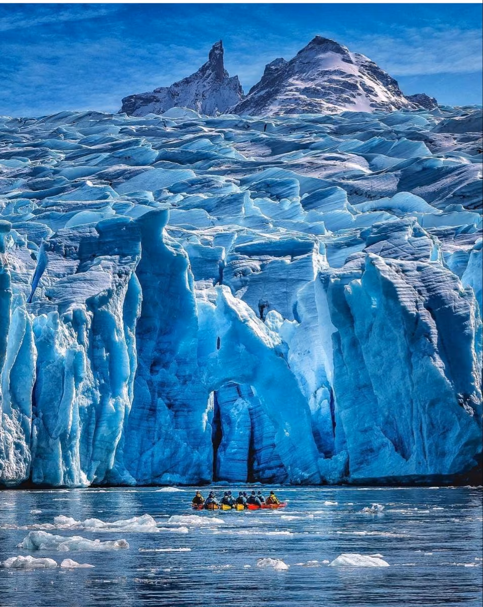 Kayak entre icebergs del glaciar Grey, Chile