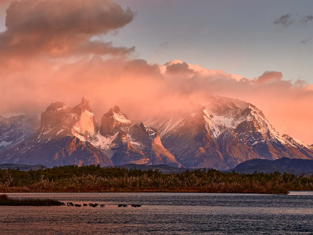 Montañas de Torres del Paine, parque patagónico al que se accede desde Puerto Natales.