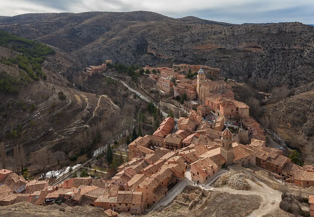 Casas de tonos rojizos y murallas de Albarracín, en la provincia de Teruel.