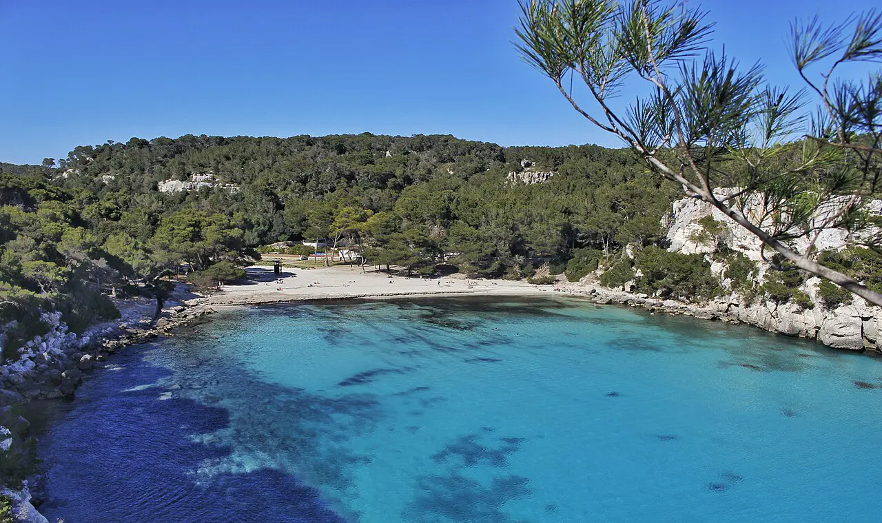 Cala Macarella y sus aguas turquesas en el municipio de Ciutadella de Menorca.