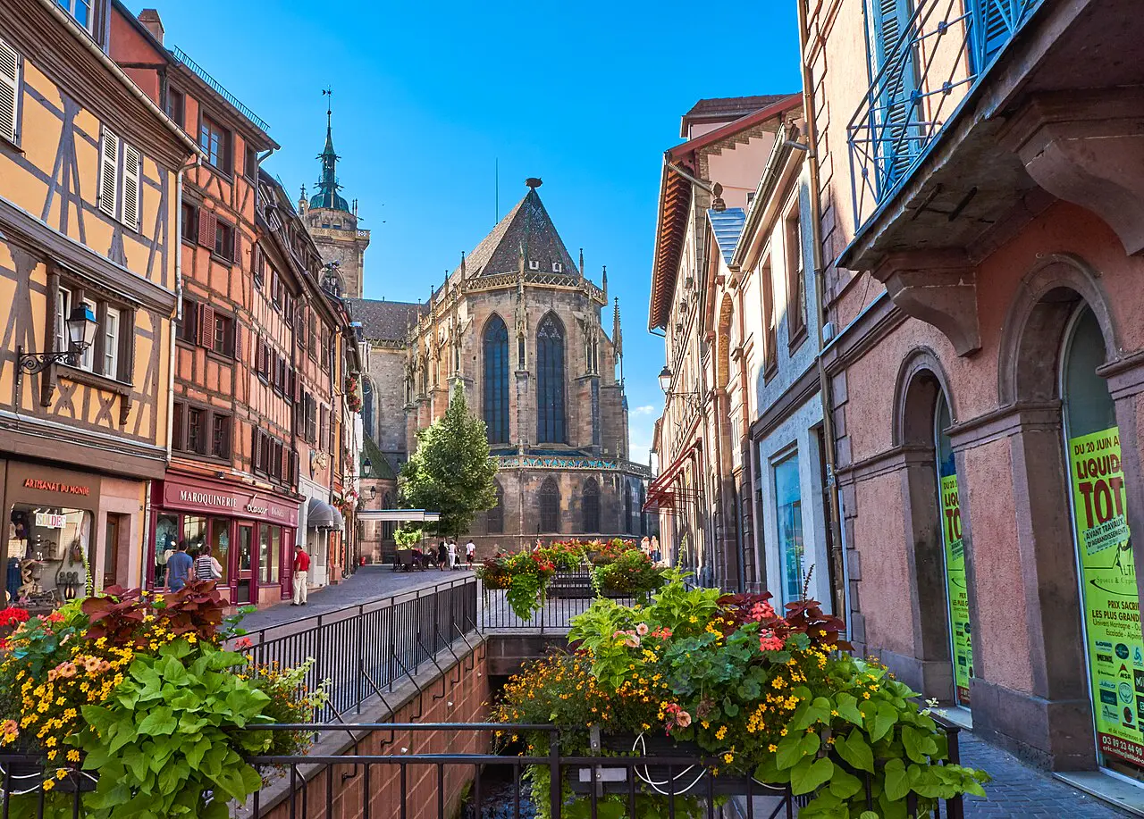 Canales y casas de entramado del casco histórico de Colmar, Alsacia.