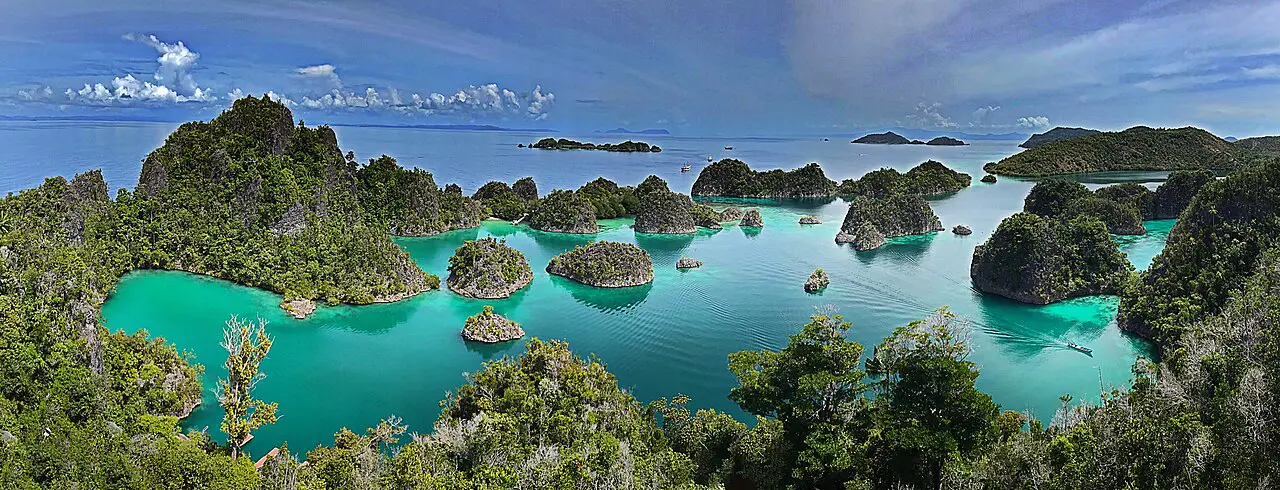 Islas y aguas tropicales de Raja Ampat, archipiélago cuya localidad de referencia es Waisai.
