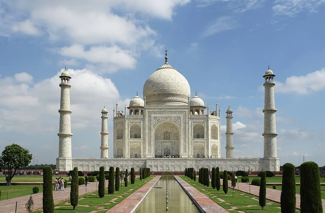 El Taj Mahal, mausoleo de mármol situado en Agra, India.