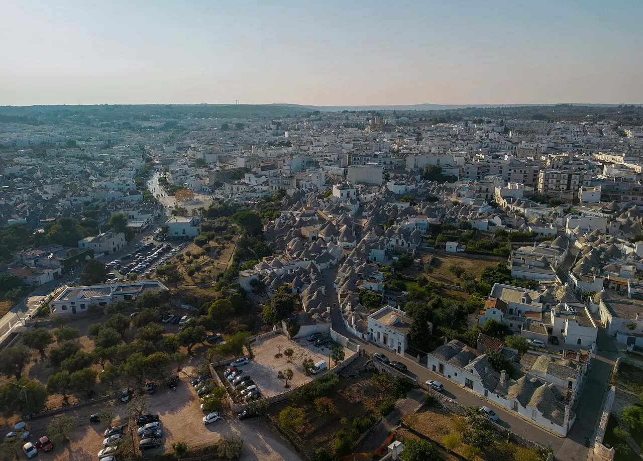 Trulli de piedra con tejados cónicos en los barrios históricos de Alberobello, Italia.