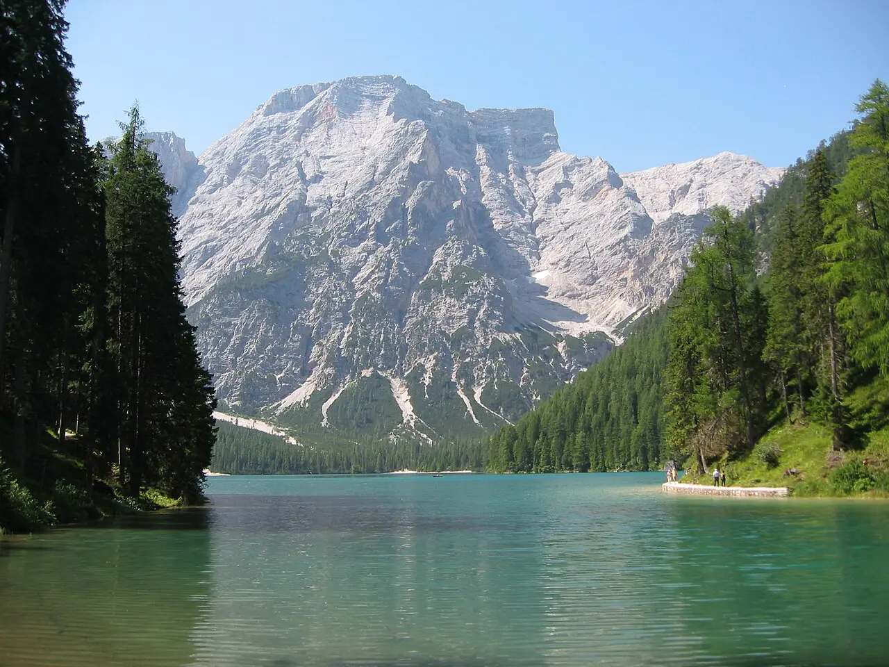 Lago de Braies entre bosques y montañas de las Dolomitas, en Italia.