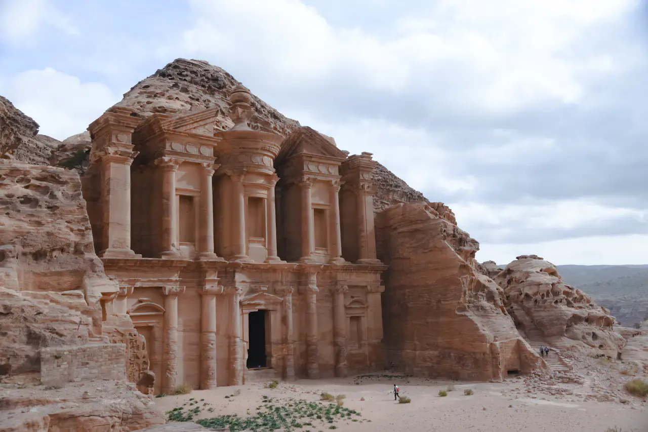 El Tesoro de Petra, fachada nabatea tallada en la roca junto a Wadi Musa.