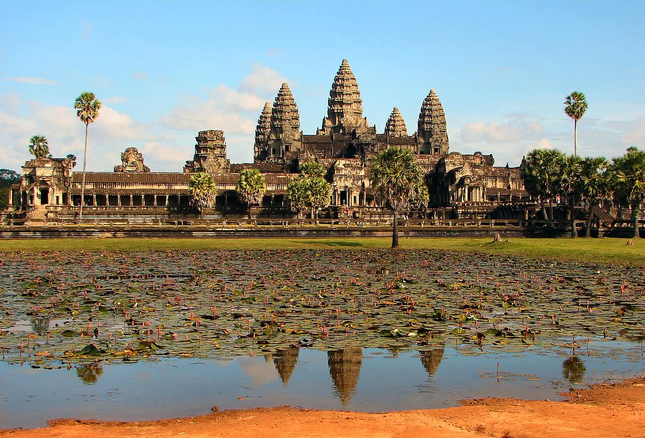 Las torres de Angkor Wat junto al agua, en el entorno de Siem Reap, Camboya.