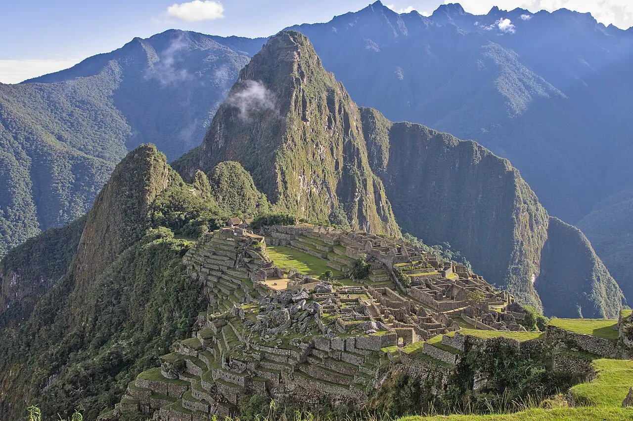 Ciudadela de Machu Picchu entre montañas, próxima a Aguas Calientes en Perú.