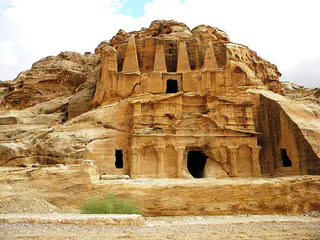 Tumba del Obelisco y Triclinio de Bab al-Siq