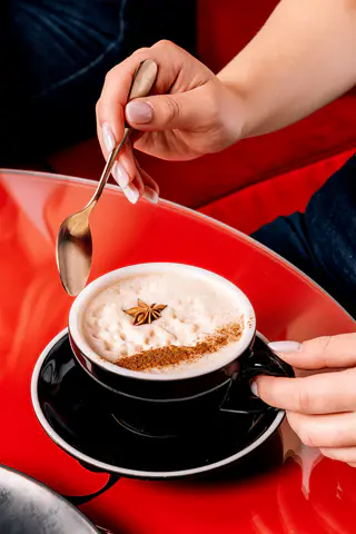 Café especiado servido en Alice Coffee & Brunch