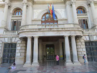 Fachada principal de la Casa Consistorial en la plaza del Ayuntamiento de Valencia