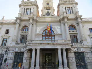 Edificio del Ayuntamiento de Valencia con sus torres y reloj central