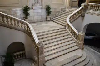 Escalera imperial de mármol en el interior del Ayuntamiento de Valencia