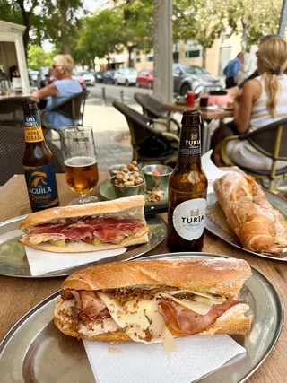 Bocadillos y terraza de Bodegas Brutal en Campanar