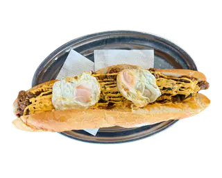 Bocadillo Figa Tatia con carne y huevos en Bodegas Brutal