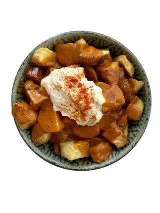 Patatas con salsa servidas en Bodegas Brutal