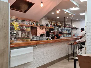 Barra e interior de El Trovador en Valencia