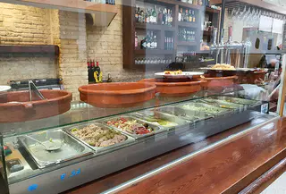 Mostrador con comida preparada en El Trovador