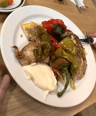 Plato de carne, pimientos y tortilla en El Trovador
