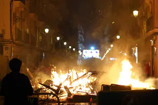 La Cremà de una falla iluminando la noche de Valencia