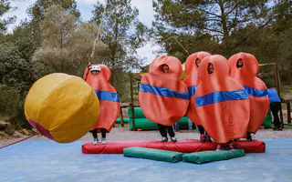 Participantes con trajes de sumo hinchables — Aventura Valencia, Estivella