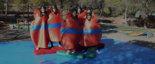 Grupo jugando con trajes de sumo — Aventura Valencia, Estivella
