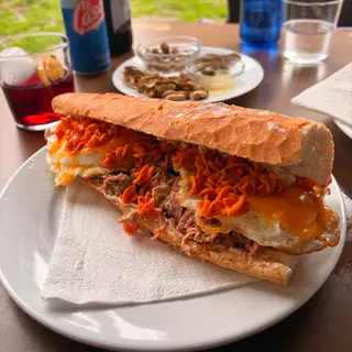 Bocadillo con pulled pork y huevo en La Cantonà