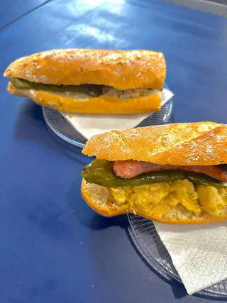 Bocadillos de tortilla, longaniza y pimiento servidos en La Més Cabuda