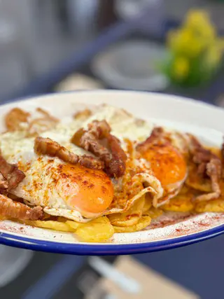 Huevos, patatas y bacon de La Més Cabuda