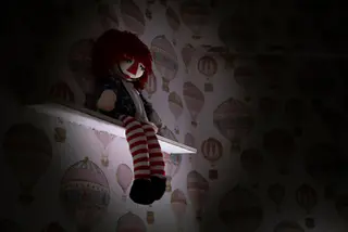 Muñeca y decorado físico de la sala — Terror Stories Experiencity, Valencia