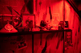 Habitación del juego iluminada en rojo — Terror Stories Experiencity, Valencia